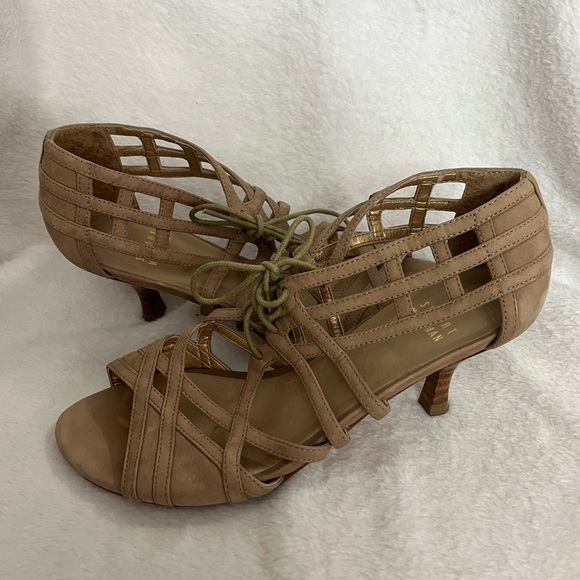 Stuart Weitzman woman’s Sz 5.5 tan/nude suede leather kitten lace up heel - Picture 2 of 6